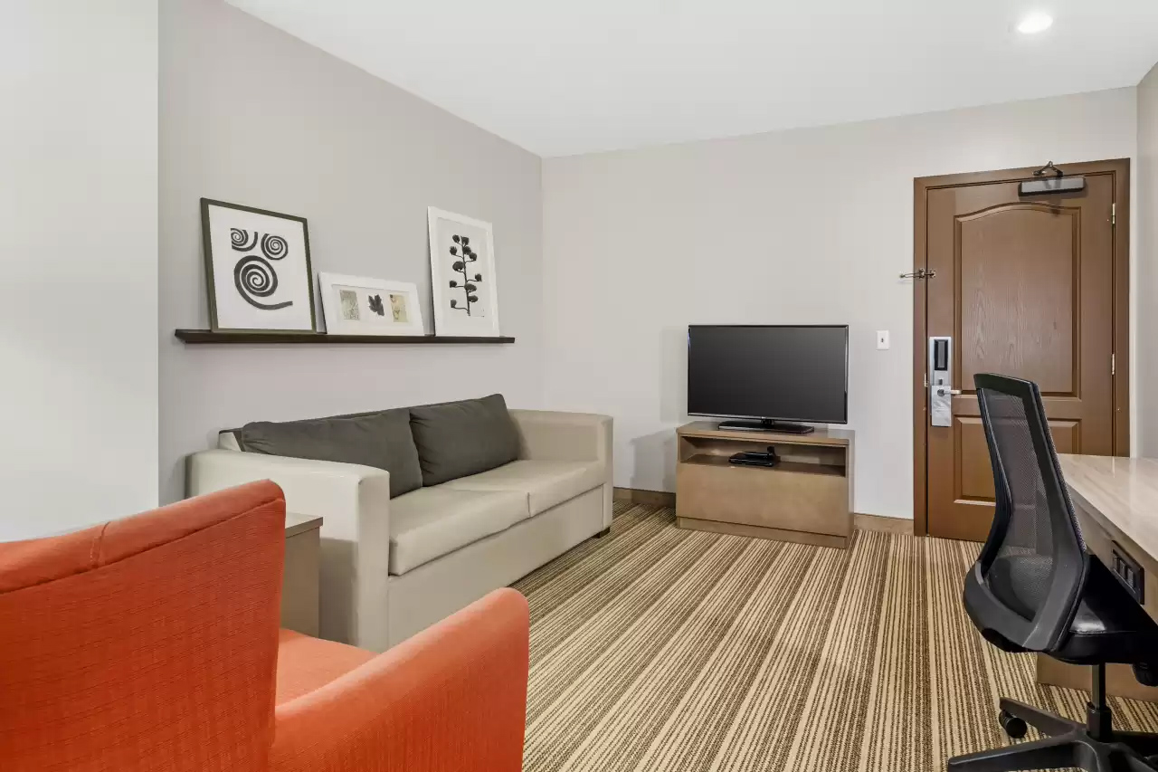 Country Inn Suites Sitting Area Guest Room