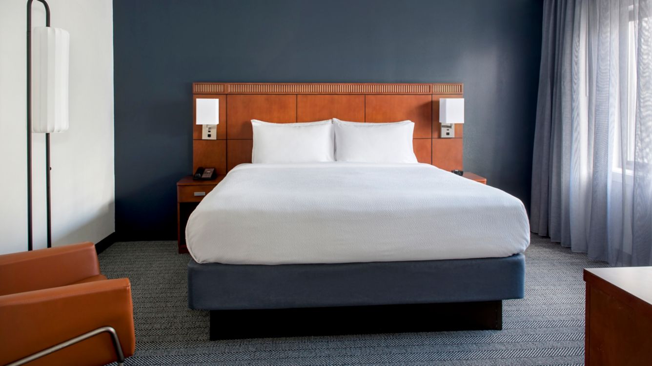 Courtyard Annapolis King Suite